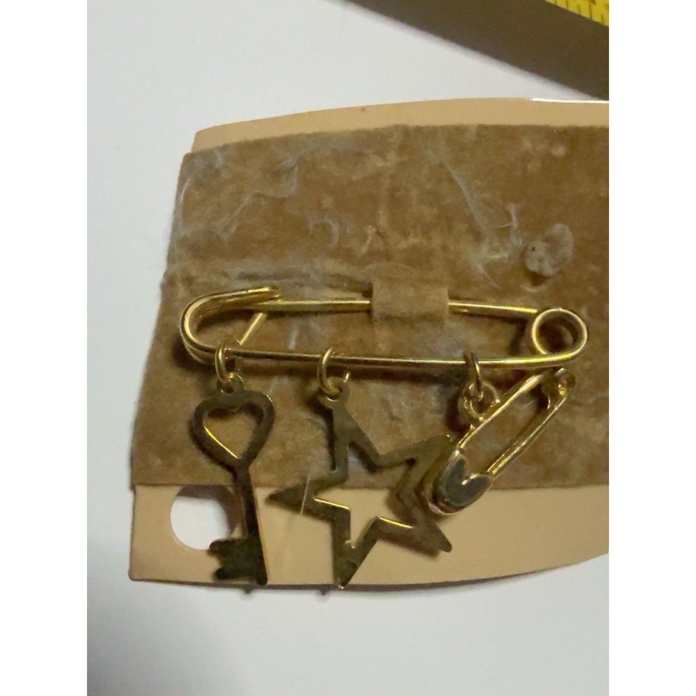 T30279-Vintage Gold Tone Safety Pin Brooch Star Heart Charms NOS New - Picture 3 of 4
